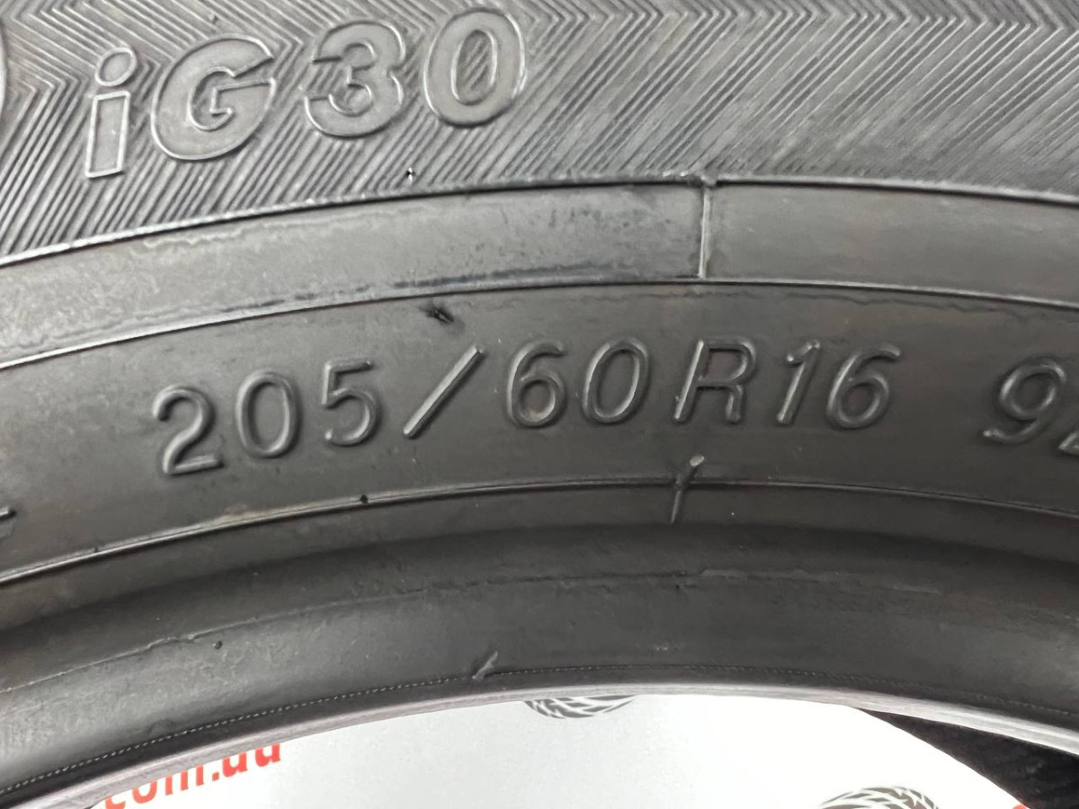 205/60 R16 YOKOHAMA ICE GUARD IG30 8mm