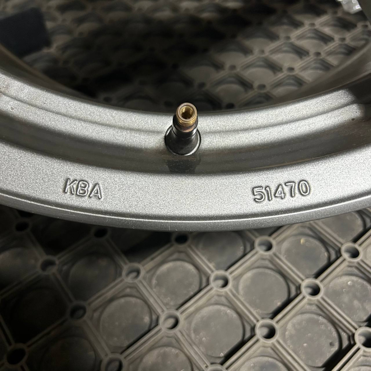 ДИСКИ БУ KBA 51470 R17 7J PCD 5X105 ET42 DIA56,6 GR